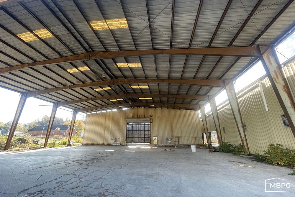 TN1803-1 | Beige Steel Building with an Overhang Beige Steel Building with an Overhang